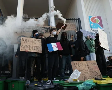 New France's PM Under Mounting Pressure as Countrywide Protests Disrupt Schools and Transportation